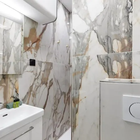 Superbe 2 Pieces Front De Mer, Le Lido * Antibes